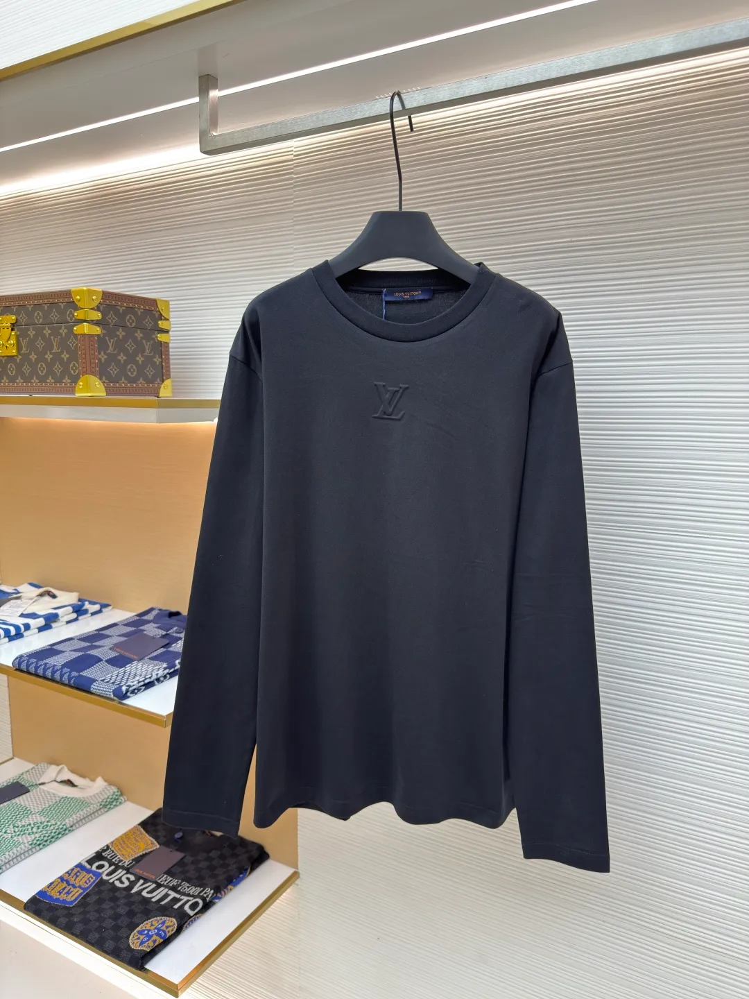 LOUIS VUITTON dark pattern embossed long sleeves ●Authentic product: purchased and developed at 5790 ●Item number: 1680170-A20 ●Fabric: pure cotton fabric ●Technology: embossed production ●Version: fitted version ●Weight: about 285 grams ●Size: XS-S-M-L ●Description: The fabric is made of 40s double-stranded long-staple cotton yarn plain weave dust-etched wool technology, and the finished fabric is passed through a mercerizing machine to increase the gloss of the fabric. It is matched with 32s double-stranded cotton cover silk cylindrical open-width rib front panel for stamping and filling process. After low-temperature stamping, the inside is filled with 3.5-mile thick sponge. The sponge is cut by laser burning to create the pattern. The bottom surface is directly sealed with low-temperature hot melt glue at 80°C through an integrated operation. The bottom material is machine washable. The overall routing is straight and delicate, the fabric is comfortable and soft, the color is consistent and there is no color difference, it can be matched with the same style to create a fashionable look, and can be used in various occasions, customized accessories, complete with three standards, the same style for men and women!